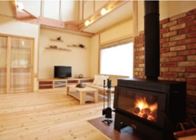 自然素材な注文住宅に薪ストーブの温もりを　- 無垢材で暖かな暮らしを実現する